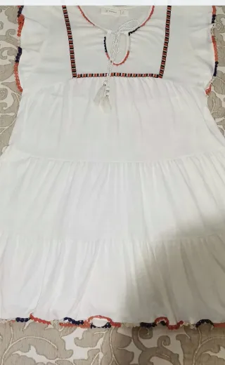 Vestido de verano blanco con bordados