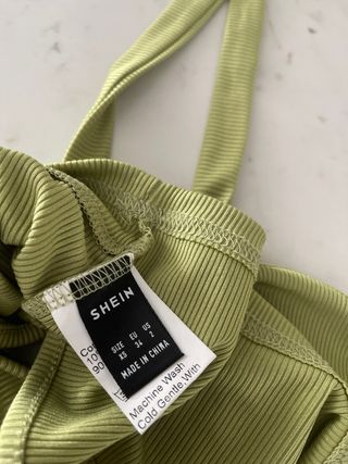 Top verde con nudo frontal