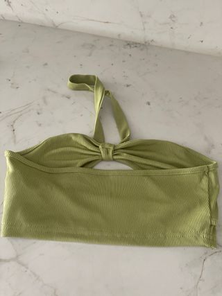 Top verde con nudo frontal