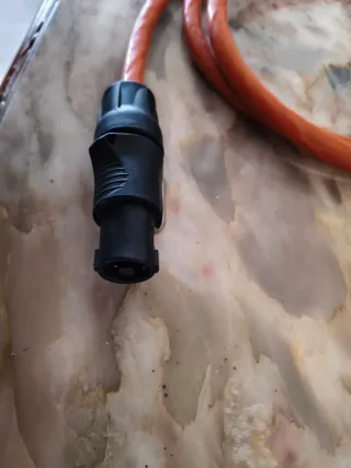 Cable naranja con conectores