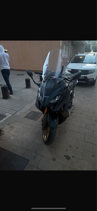 Yamaha TMAX 560 - 3000 km restreno como nueva