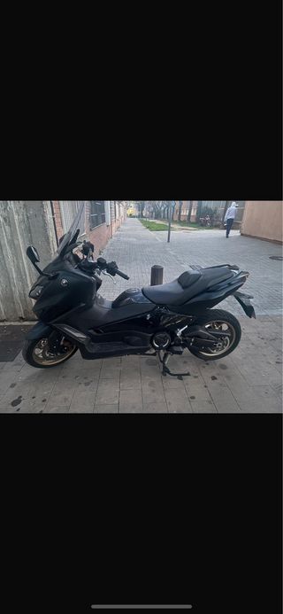 Yamaha TMAX 560 - 3000 km restreno como nueva