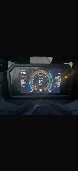 Yamaha TMAX 560 - 3000 km restreno como nueva