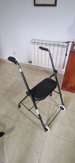 Andador con asiento y ruedas