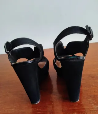 Zapatos de tacón de cuña negros