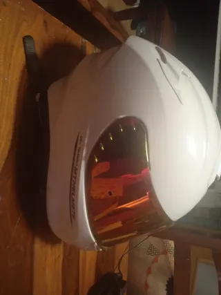 Casco de moto blanco con visera roja