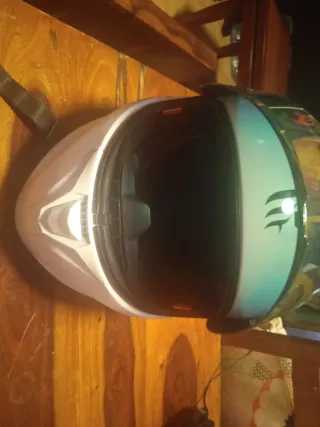 Casco de moto blanco con visera roja