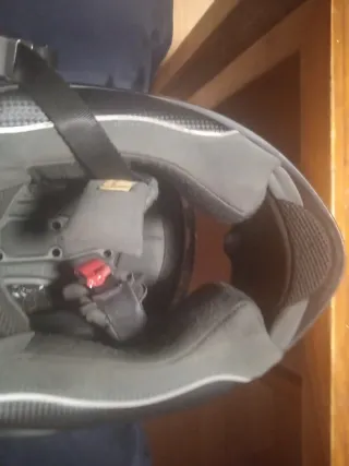 Casco de moto blanco con visera roja