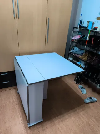 Mesa plegable blanca y madera