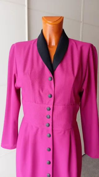 Vestido vintage fucsia con botones.