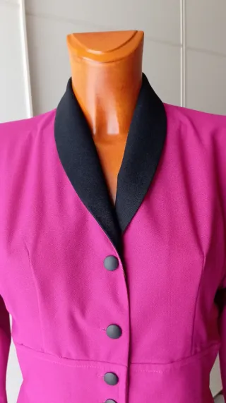 Vestido vintage fucsia con botones.