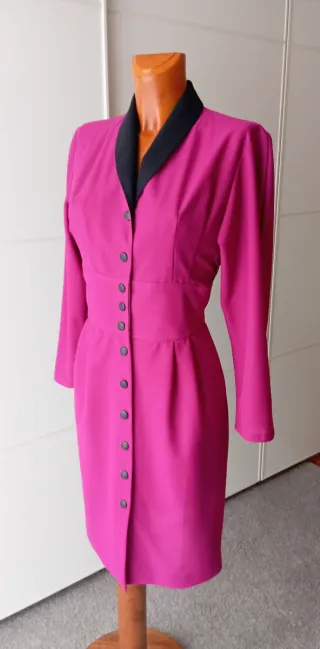 Vestido vintage fucsia con botones.