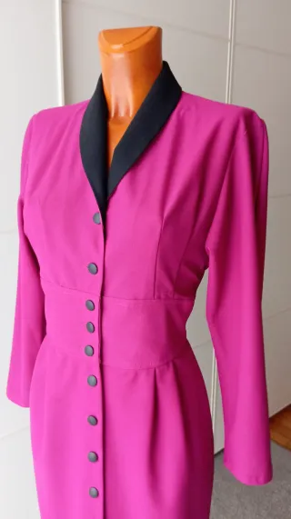 Vestido vintage fucsia con botones.