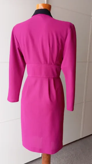 Vestido vintage fucsia con botones.