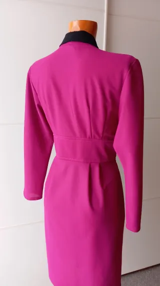 Vestido vintage fucsia con botones.