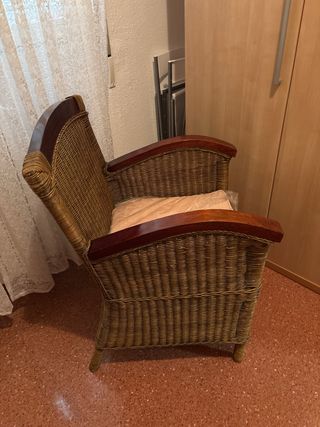 Poltrona in vimini con cuscino e cassetto