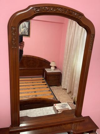 Espejo de madera con marco tallado