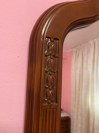 Espejo de madera con marco tallado