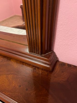 Espejo de madera con marco tallado