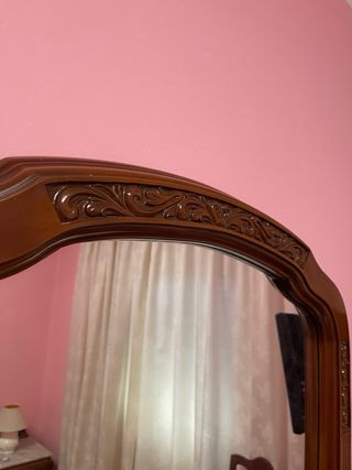 Espejo de madera con marco tallado