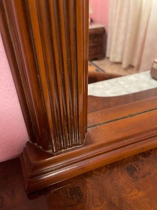 Espejo de madera con marco tallado