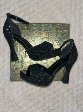 Elegantes tacones altos negros brillantes