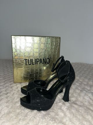 Elegantes tacones altos negros brillantes