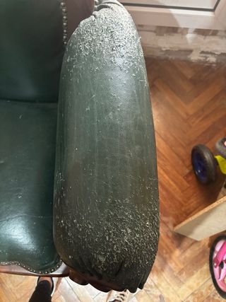 Par de sillones de madera y cuero para restaurar