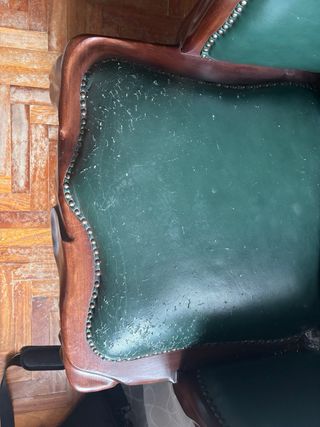 Par de sillones de madera y cuero para restaurar