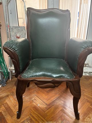 Par de sillones de madera y cuero para restaurar