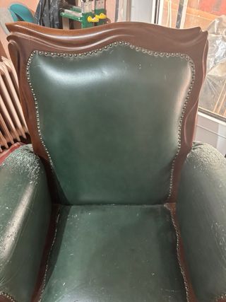 Par de sillones de madera y cuero para restaurar