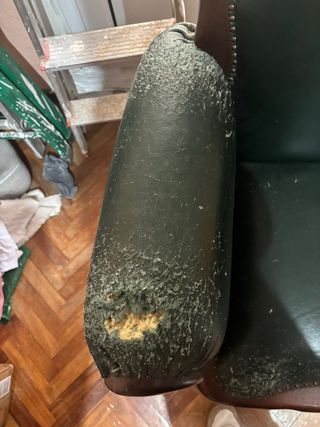 Par de sillones de madera y cuero para restaurar