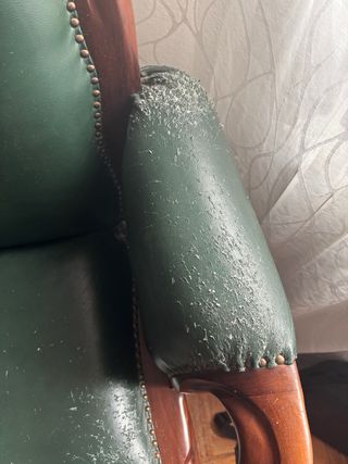 Par de sillones de madera y cuero para restaurar