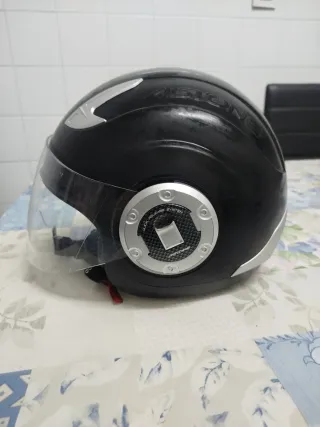 Casco de moto negro con visera