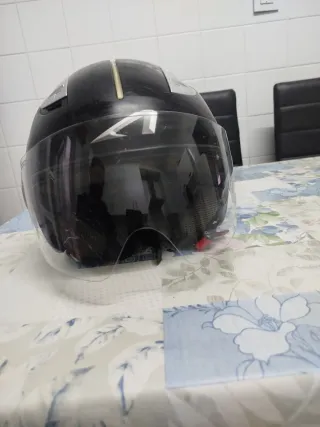 Casco de moto negro con visera