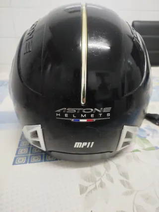 Casco de moto negro con visera