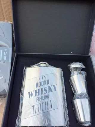 Petaca de metal con vasos