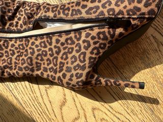 Stivali alti leopardati con tacco