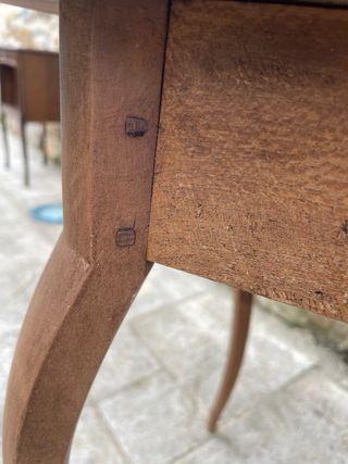 Mesa auxiliar antigua de madera