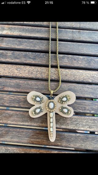 Collar libélula beige y dorado