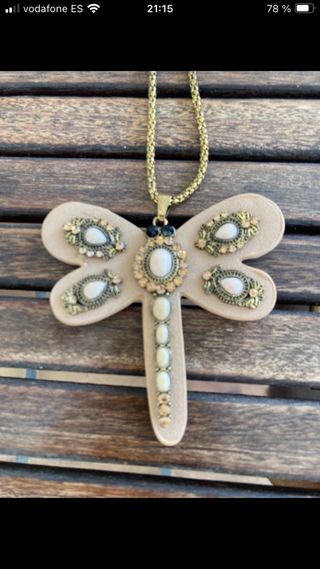 Collar libélula beige y dorado