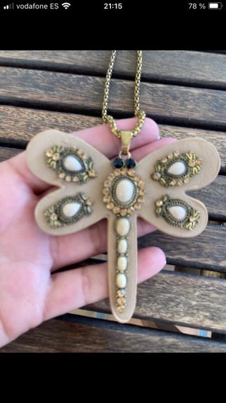 Collar libélula beige y dorado
