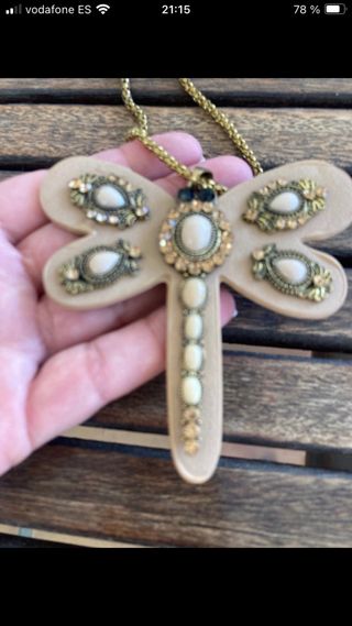 Collar libélula beige y dorado