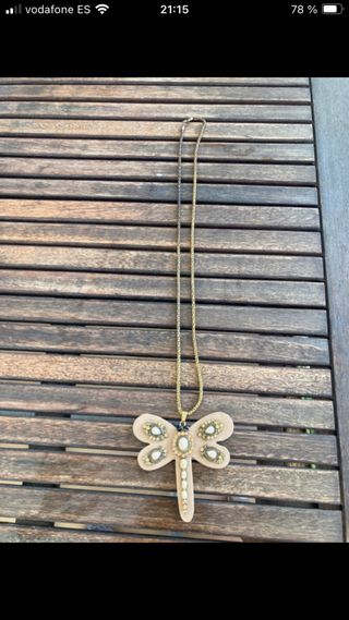 Collar libélula beige y dorado