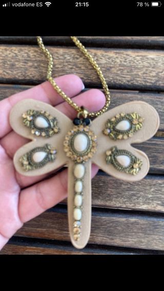 Collar libélula beige y dorado