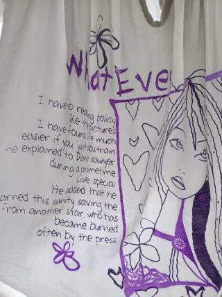 Blusa blanca con dibujo morado Talla S/M