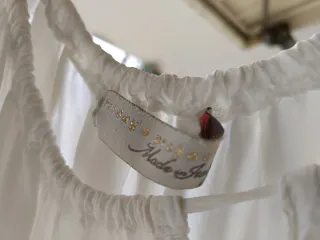 Blusa blanca con dibujo morado Talla S/M