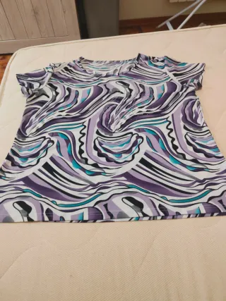 T-shirt viola con brillantini