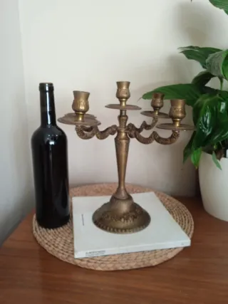 Antiguo candelabro o porta velas de bronce
