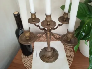 Antiguo candelabro o porta velas de bronce